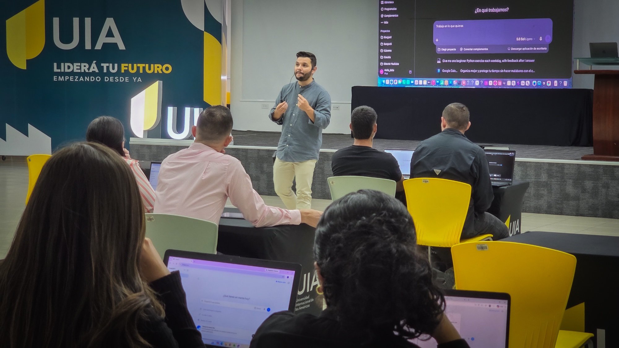 Ángel Molina explicando con gestos en un taller práctico de IA mientras los alumnos trabajan con sus portátiles