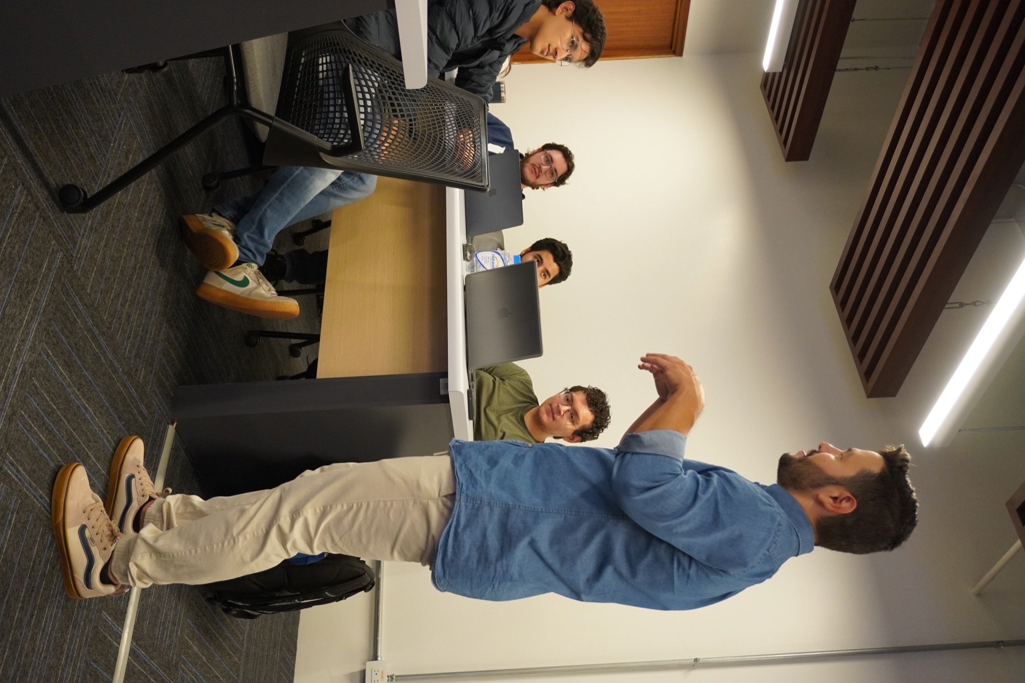 Ángel Molina ayudando a un alumno en su portátil durante una formación práctica de inteligencia artificial