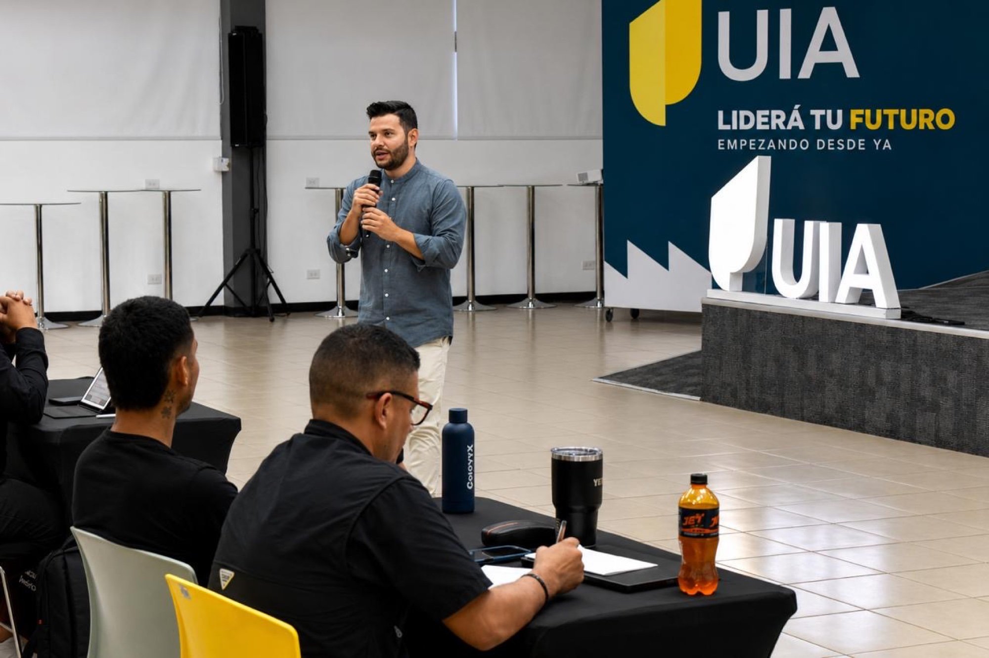 Ángel Molina impartiendo una formación de inteligencia artificial ante un auditorio universitario