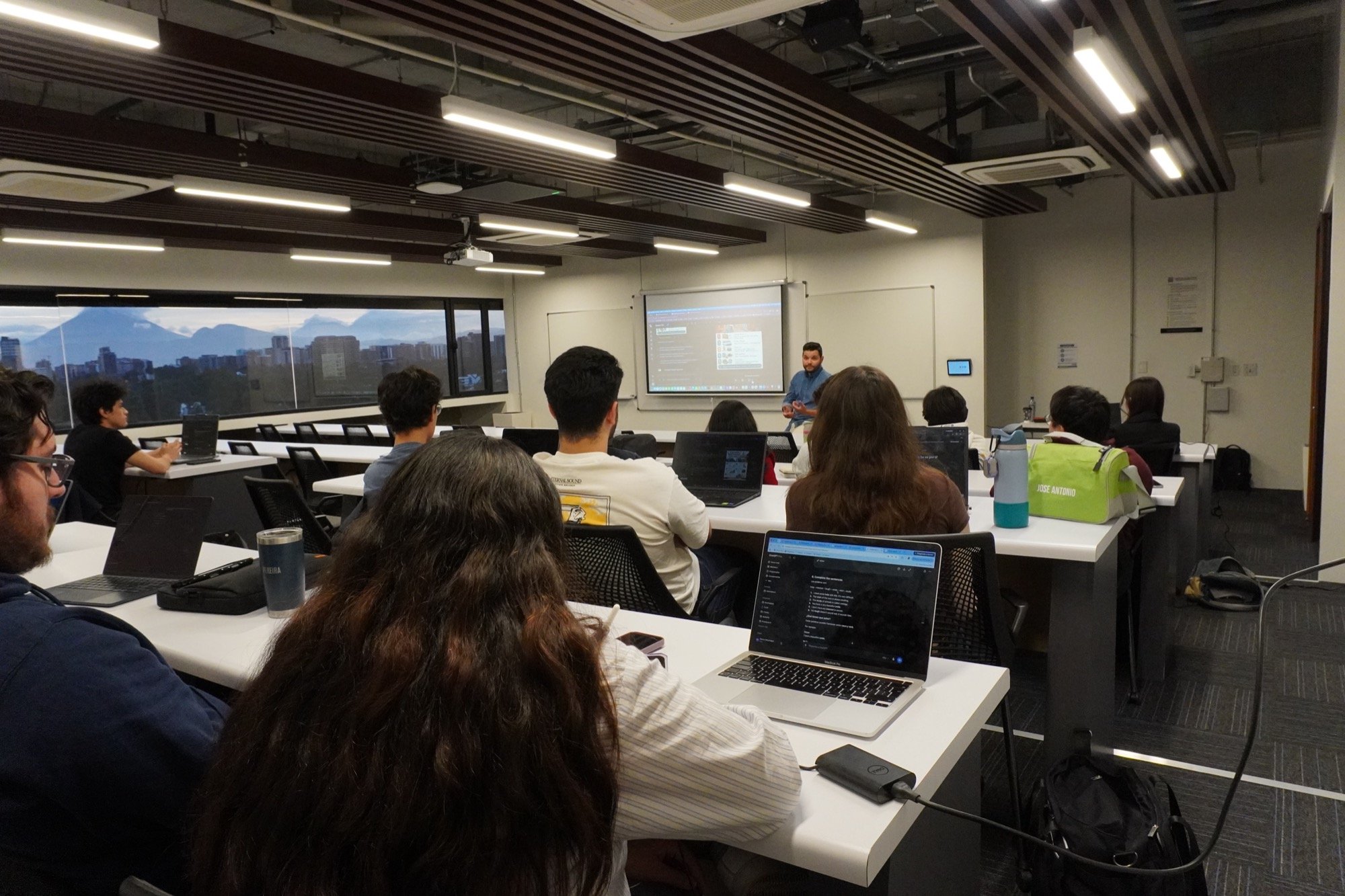 Ángel Molina impartiendo una sesión de inteligencia artificial en un aula llena de la Universidad del Valle de Guatemala